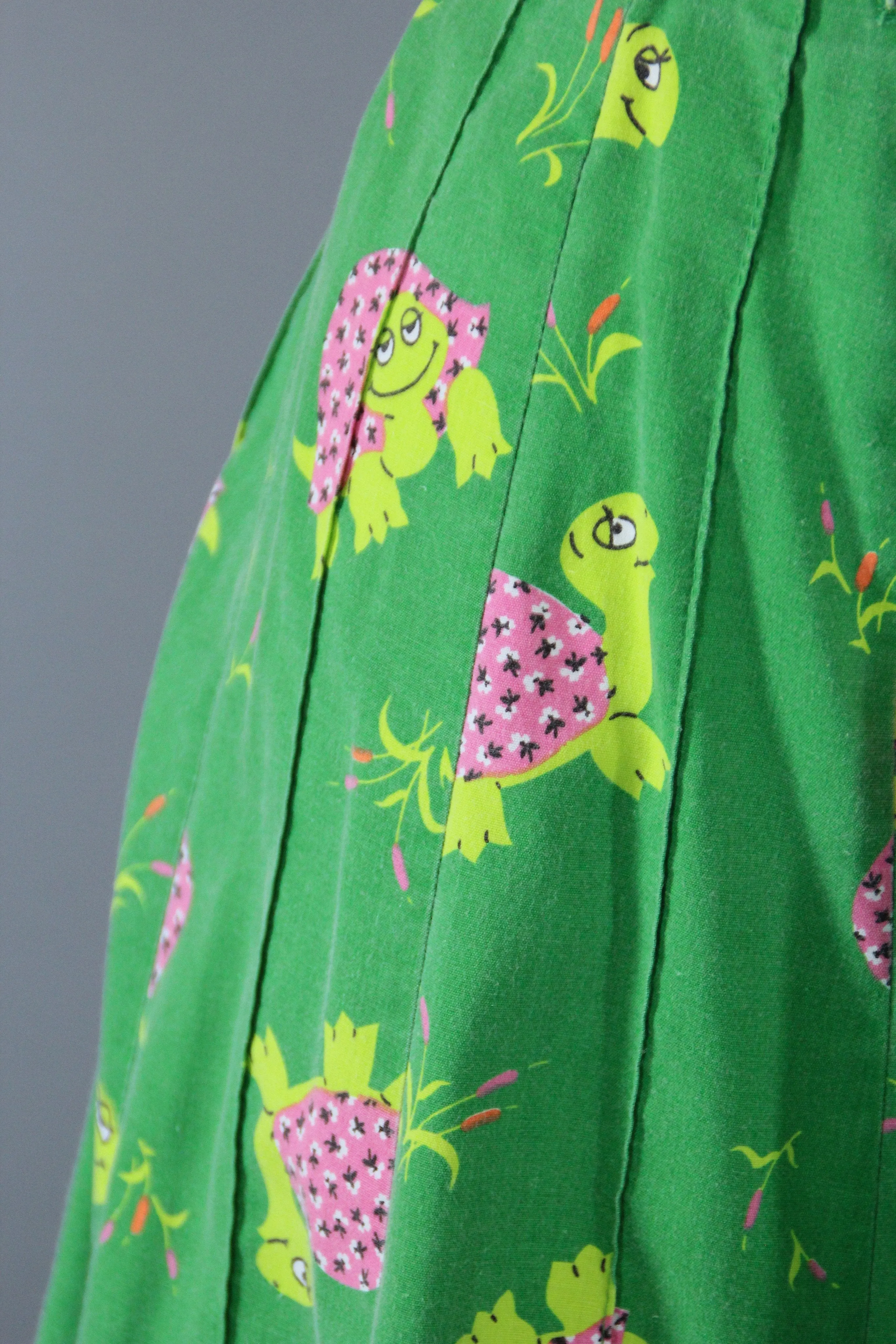 Vintage 1960s - 1970s Novelty Print Skirt / Green Turtles